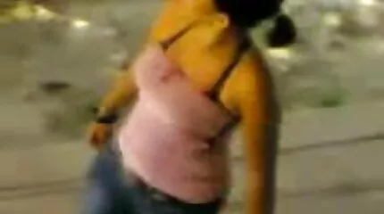 Medlemmer dansk webcam sex af gruppen har køn med en pige.