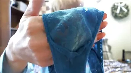 Han dansk webcam sex knepper en busty pige i en bikini og smurt hendes pubis med sæd.