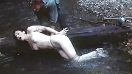 Skinn free dansk sex pige onanerer på trampolin.