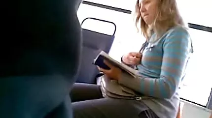 En lystig fyr indsatte sin pik mellem brysterne på en ung dansk anal sex silikone kvinde.