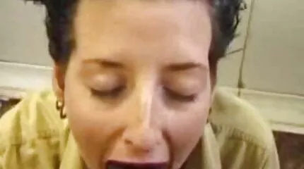 Natalia Ni masturba rykker dansk pornovideo af hanen fra afpresningsnaboen.