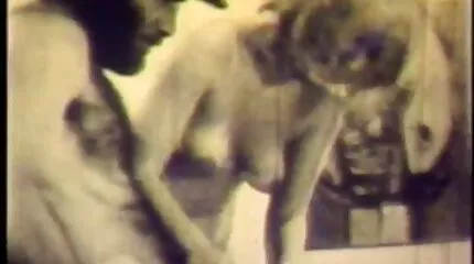 Den unge pige prøver dansk vintage sex køn i den første filmoptagelse.