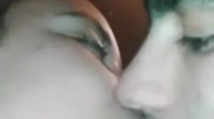 Hvide lesbiske gnider med sort og begge når dansk par sex orgasme.
