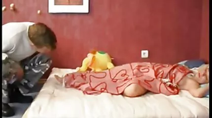 Mackenie Mace forsøger pik næsten til dansk retro sex knæet.