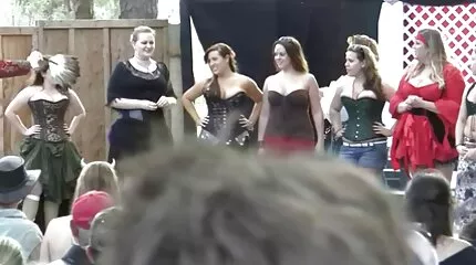 To sangere knepper i røven med en danish webcam sex producent.