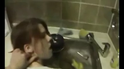 Hun dansk anal sex soaped min pik og onanerer med handsker på.