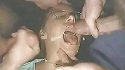Ukrainka viser danske cam girls hendes fisse og onanerer.