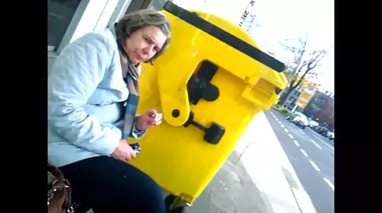 Han tilbød køn til en brunette pige på gaden efter at dansk husmor sex have lært af sin alder.