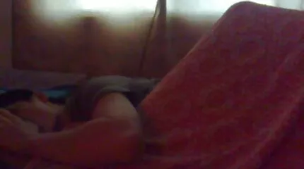 Kent knepper en dansk husmor sex fed pige på sofaen.