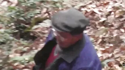 Sikkerhedsvagten aflaster danskporno sæden på tyvens kind.