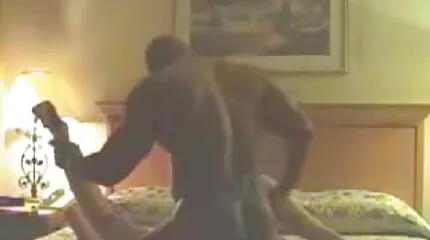 Han sætter dansk sex webcam pigen direkte på hanen.