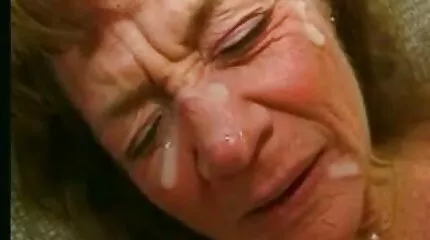Drenched over hele Le SteI Steeles ansigt med cum. dansk retro sex