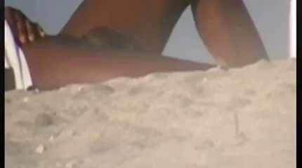Matt gioca spiller med en danske amatør sex dildo givet til hende af en hemmelig beundrer.
