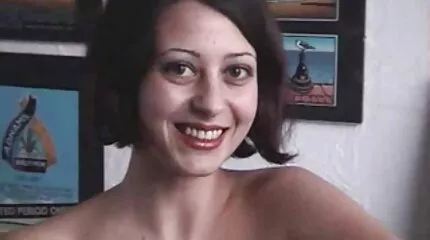 Nicole Bri strof dansk husmor sex gnider hendes fisse på sofaen.