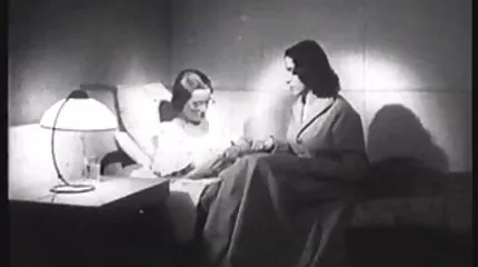 Lange negle forstyrrer ikke gnidning af Hannah Pierces dansk retro sex Kusse.