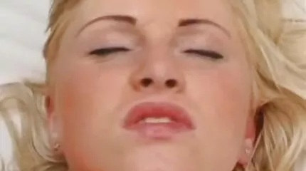 Loren Ra mette sætter en gratis sexaben dildo i munden.