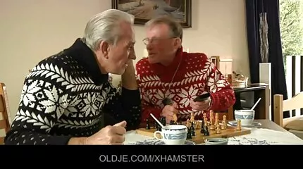 Aria banker sutter pik live sex dansk og gurgler sperm.